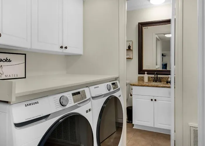 Private Oasis, Pool, Downtown Pns & 3br-2,5bt Holiday home Pensacola