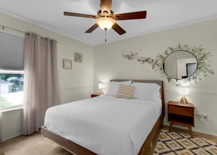 Private Oasis, Pool, Downtown Pns & 3br-2,5bt Holiday home Pensacola