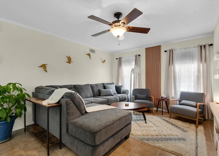 Private Oasis, Pool, Downtown Pns & 3br-2,5bt Holiday home *